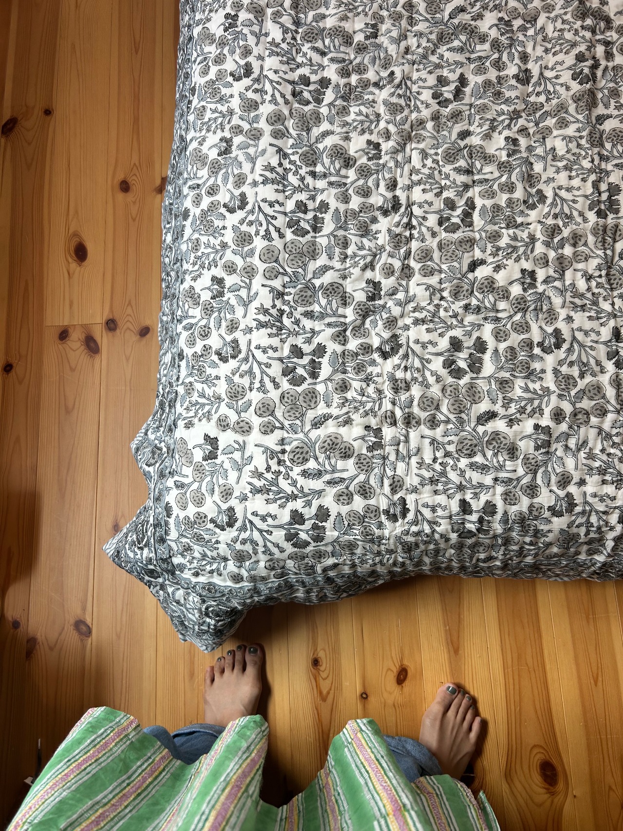 静かを愉しむ　グレーのお花柄　シングルサイズ　ブロックプリントキルト　インドのお布団　