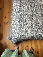 静かを愉しむ　グレーのお花柄　シングルサイズ　ブロックプリントキルト　インドのお布団　