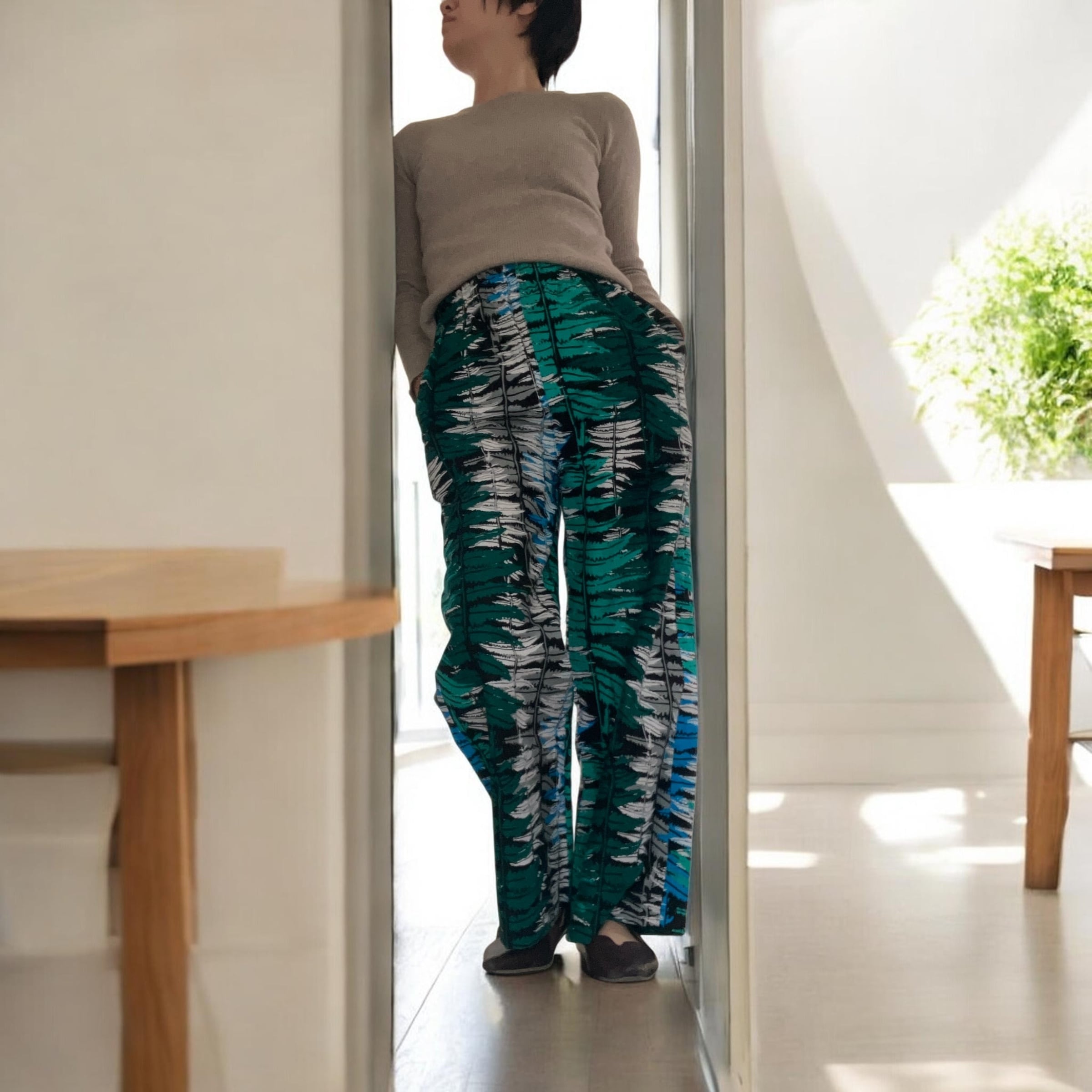 African パンツ = orange cool=