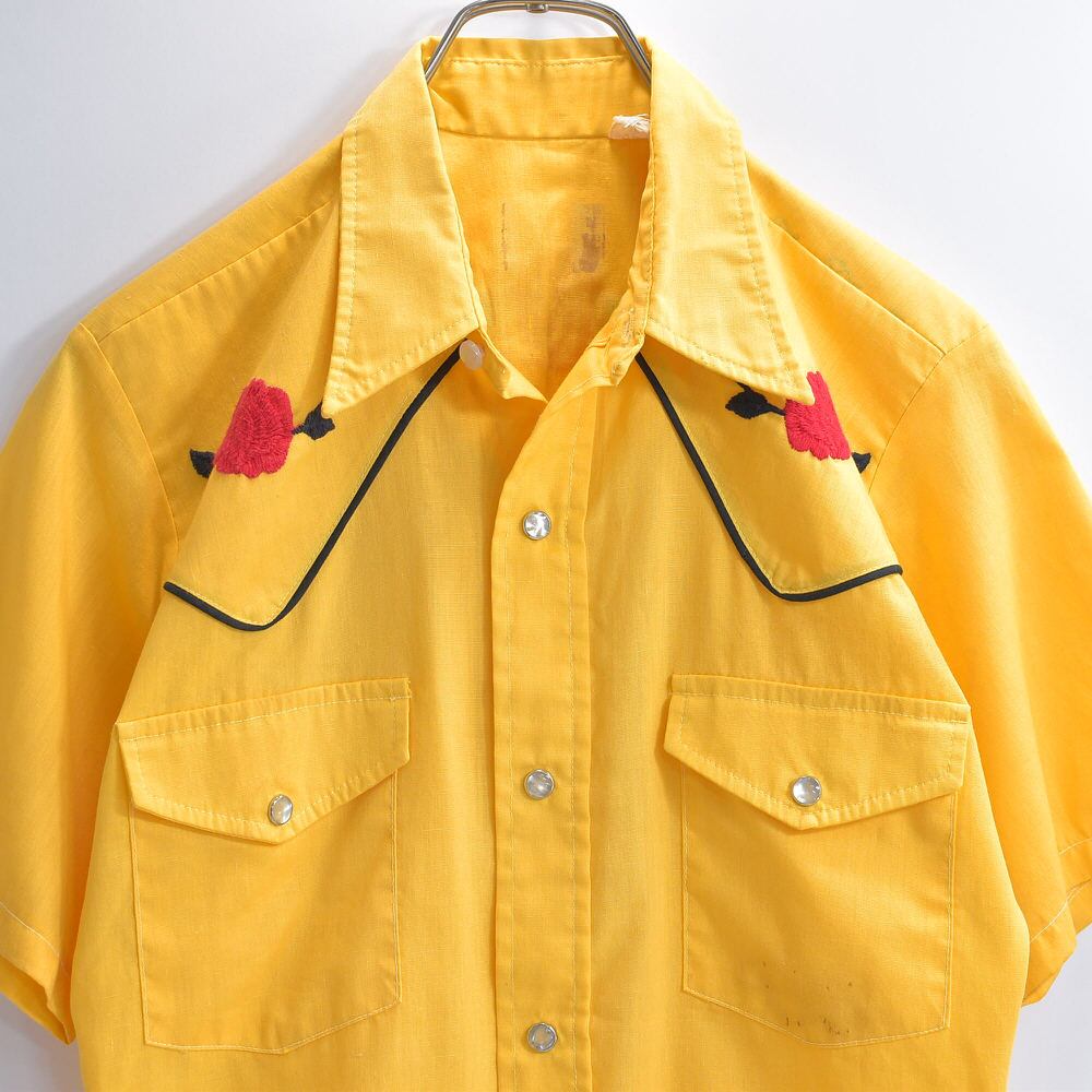 70s USA製 薔薇刺繍 パイピング デザイン 半袖ウエスタンシャツ Rau Klikitスナップボタン 花柄  ロカビリー 黄色 ヴィンテージ イエロー ビンテージ アメリカ古着 メンズXS~相当