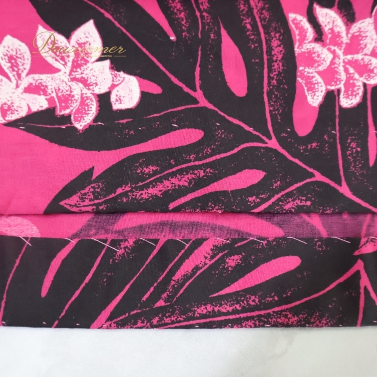 フラダンス 衣装 ワンピース ドレス ムームーファクトリー ピンク系 T&L MUUMUU FACTORY ハワイ製 シンプル プルメリア柄 かわいい 華やか 鮮やか 明るい 黒 ハワイアン アロハ ハワイアンプリント フラ ダンス レッスン 練習 おしゃれ