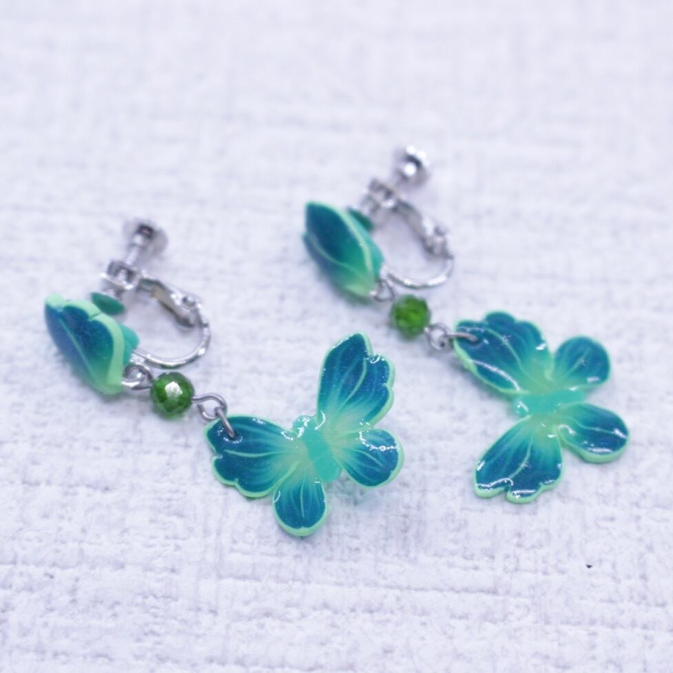 1点もの！樹脂粘土と天然石☆透ける蝶のイヤリング☆送料無料