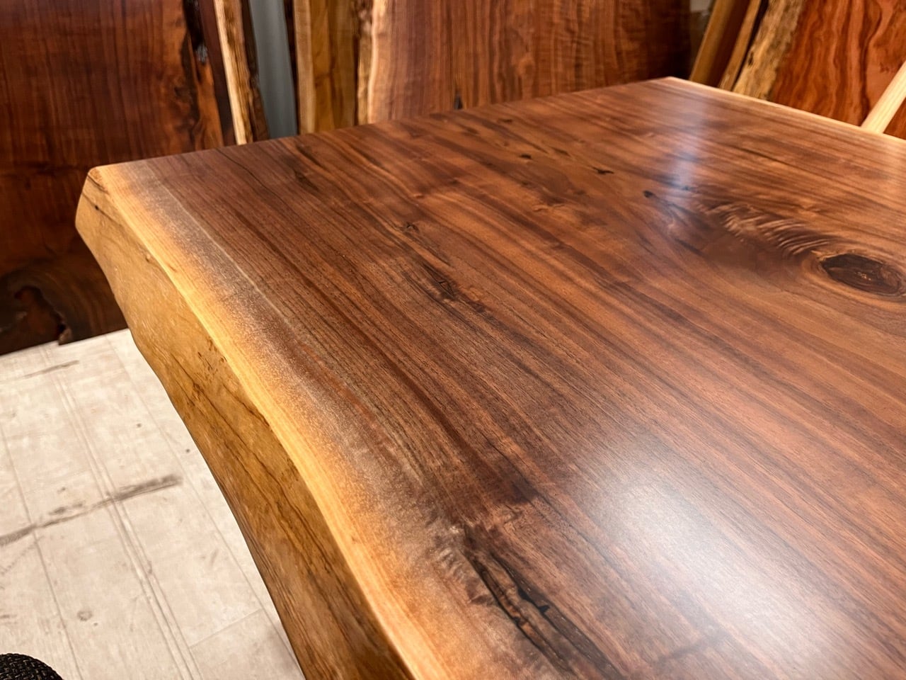 ウォールナット一枚板で製作したリビングテーブル OUTLET】ウォールナット_1600×770-970×50_新宿店_テーブル天板/一枚板