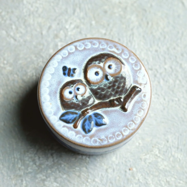 かわいい鳥が見つめる、陶器の小物入れ 1｜フクロウ 陶器 蓋付き小物入れ ふくろう 梟