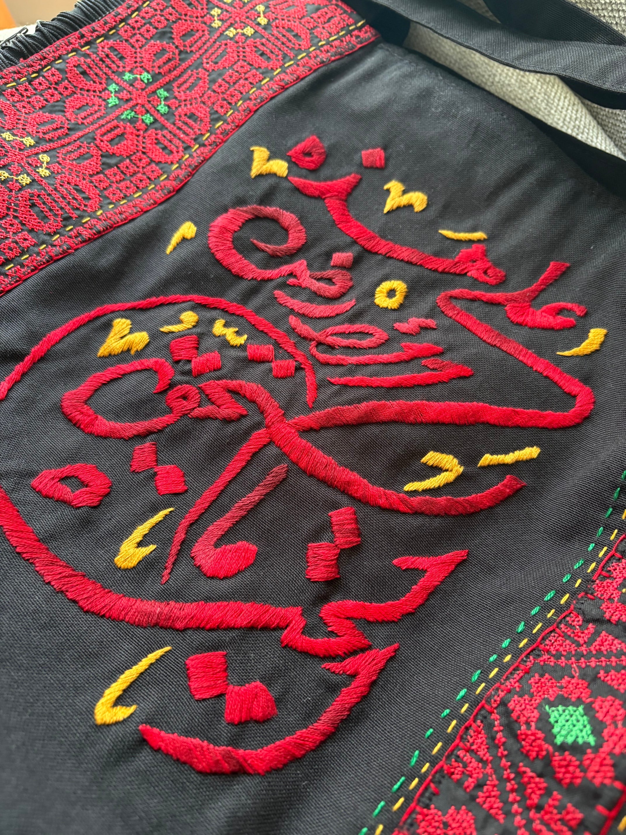 【アラビア語の詩を刺繍したトート:マイスーンさんのイドリブ工房 Made in Free Syria】