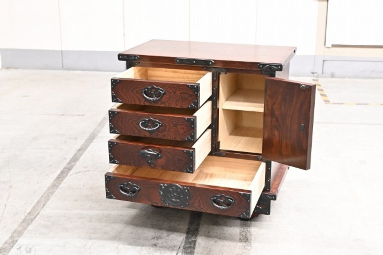岩谷堂箪笥「飾台 70 車付き」箪笥 桜木作 整理箪笥 収納 チェスト 伝統 工芸 漆 時代箪笥 欅 和家具 古道具【中古家具/中古インテリア/USED家具ユーズド家具/リサイクル】