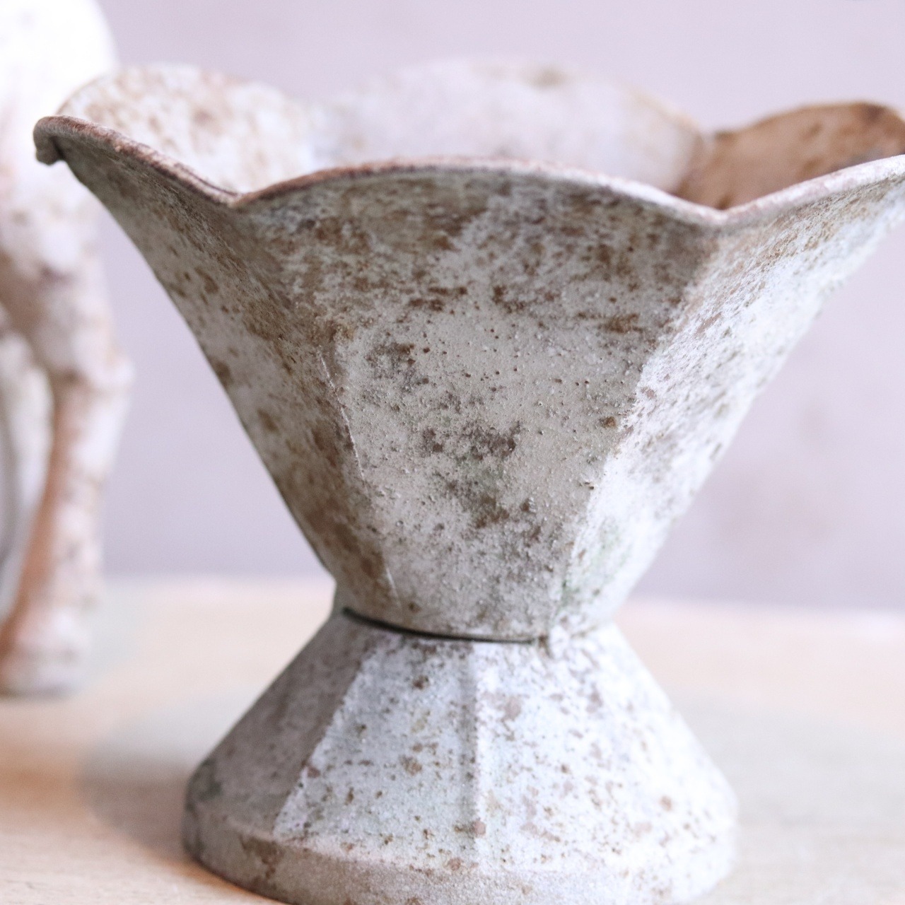 mondimanche 植木鉢　アンティクカップMW  UF614｜シャビーシック　１ポットを植えてカワイイ　脚付き　飾りやすいサイズ感