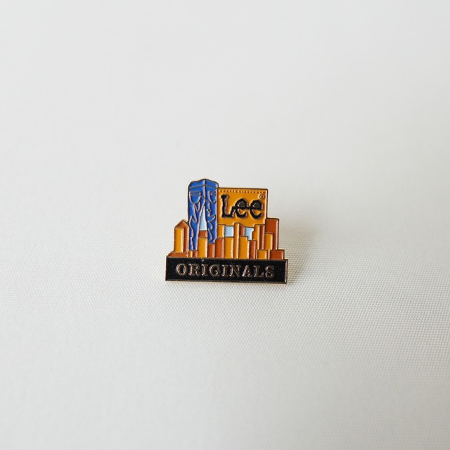 "LEE" pin badge