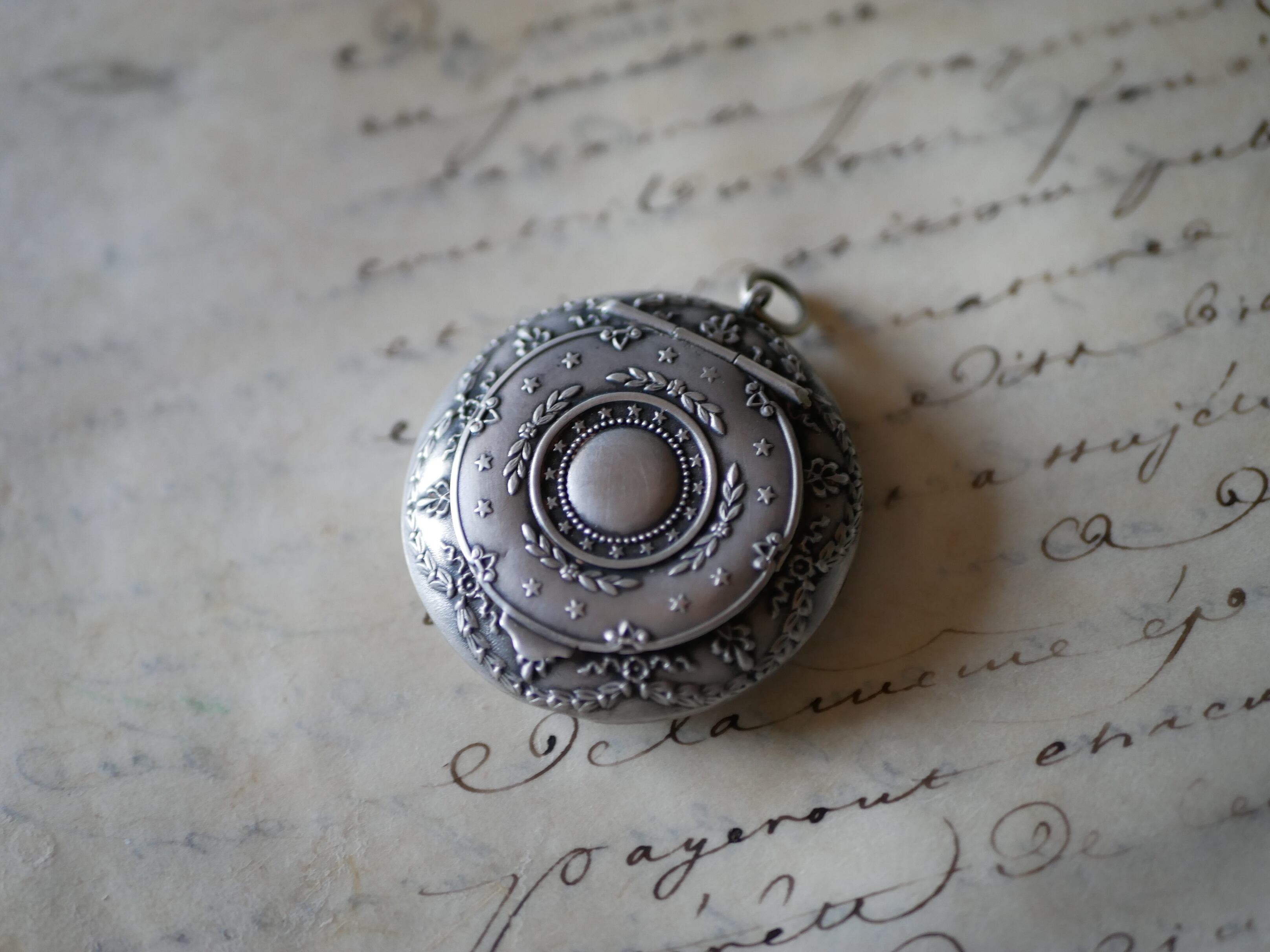 ナポレオン三世　純銀製　パウダーケース　シャトレーン　コンパクトミラー　フランスアンティーク | フランス アンティーク 　　 mamantique  powered by BASE