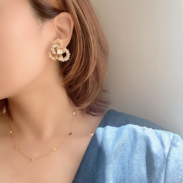 グレイスフルメタルフラワーピアス／イヤリング