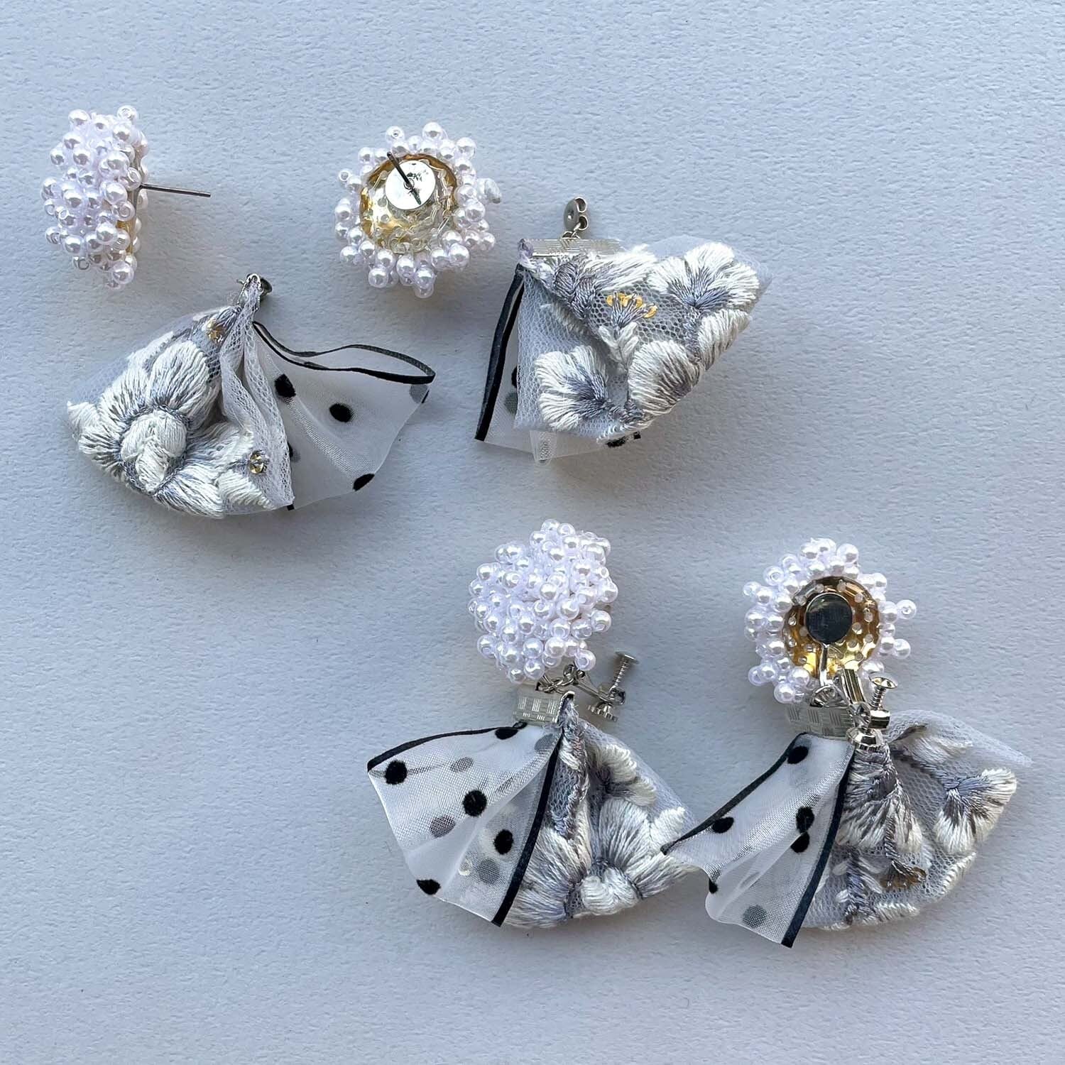 つぶつぶパールドームと2種リボンのタッセル〈ピアス/イヤリング