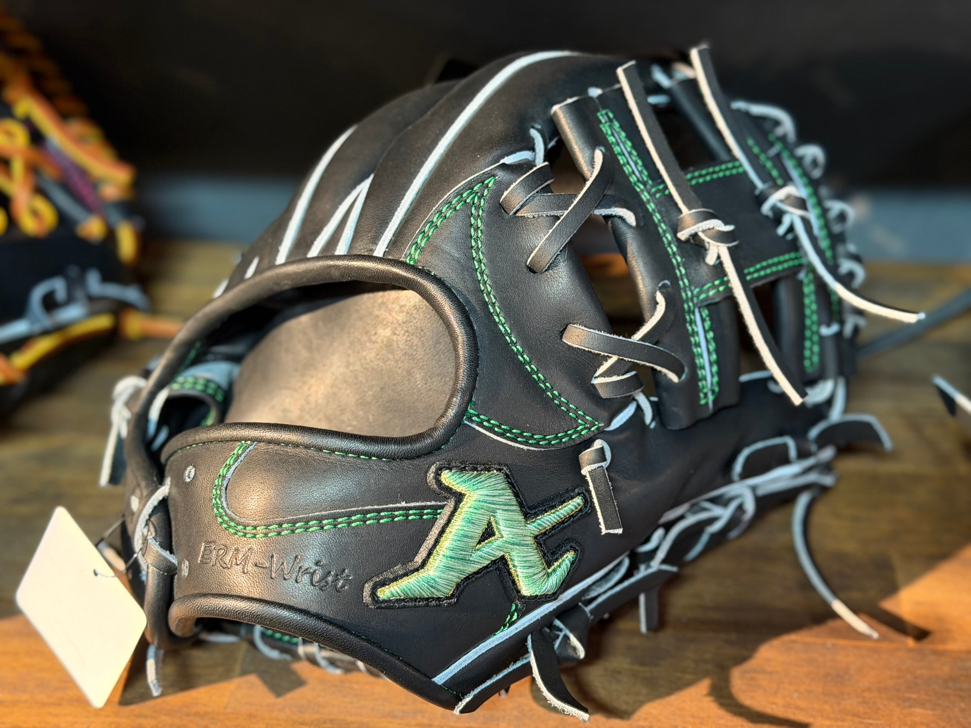 ATOMS 硬式内野用 ブラック 超限定モデル 066型