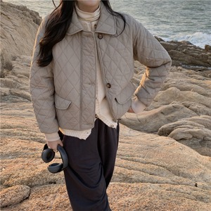 アウター レディース 送料無料 ダウンコート ジャンパー ブルゾン キルティング ジャケットショート丈 クロップ丈 長袖 前開き フロントボタン ポケット付き 無地 暖か あったか 防寒着 ゆったり ゆる 大きめ S M L 楽ちん 軽い シンプル カジュアル ラフ おしゃれ お洒落 大人女子 可愛い かわいい こなれ感 マニッシュ ブラウン 茶色 ベージュ 白系 秋服 冬服 春服 10代 20代 30代 40代 50代 通勤 通学 会社員 学生 普段使い 着回し デイリー 重ね着 おでかけ
