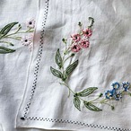 リネンのテーブルクロス　花刺繍