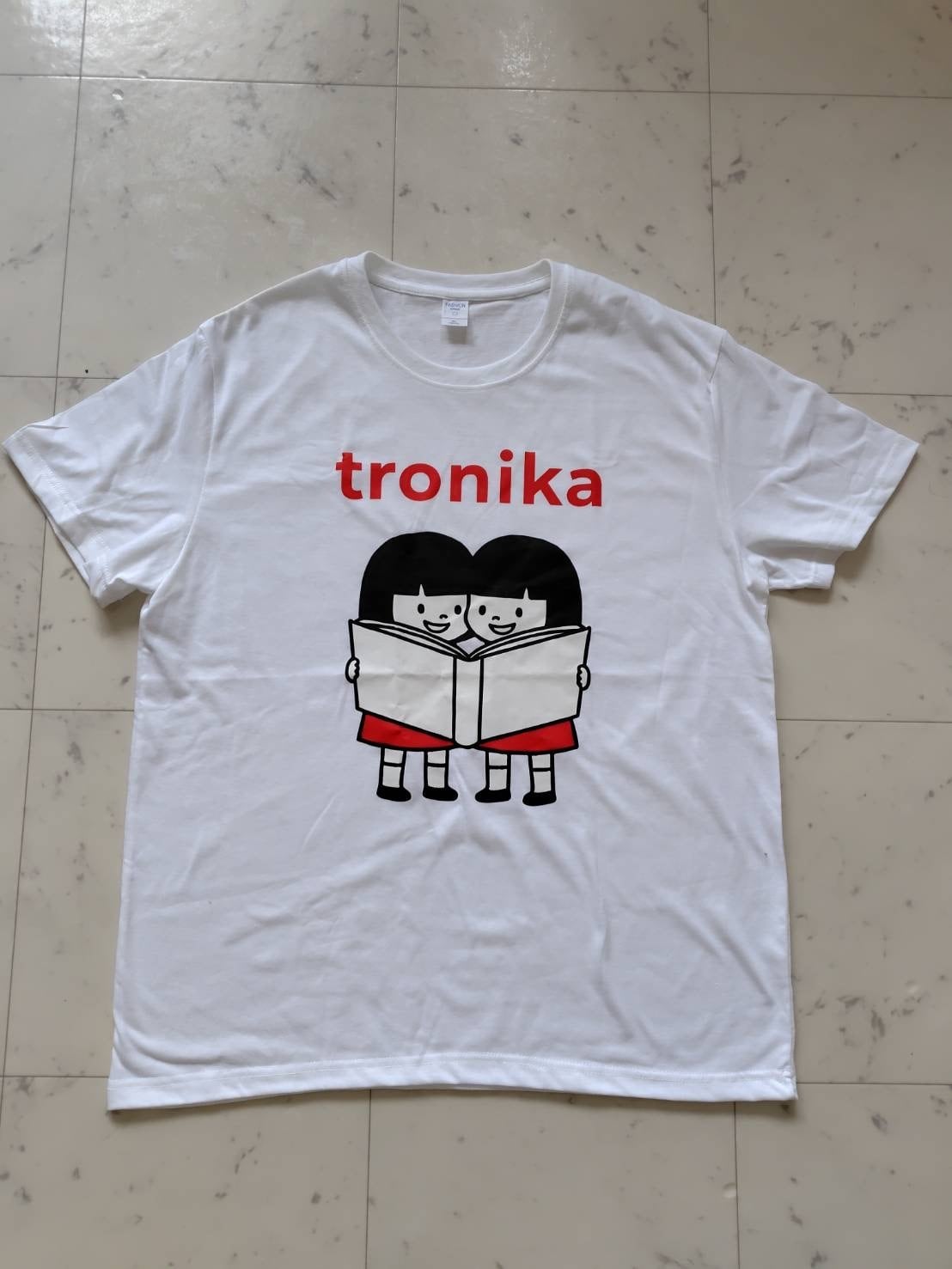 Tシャツ「トロニカ　双子イラスト　一緒に大きい本を読む　白　XL」 - 画像1
