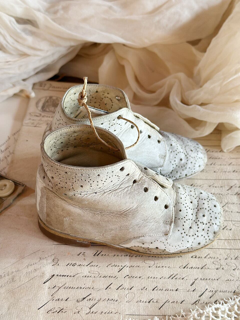 アンティーク　白い革のベビーシューズ ベビーシューズ 子供靴 ホワイトペイント | Brocante de La Cocotte
