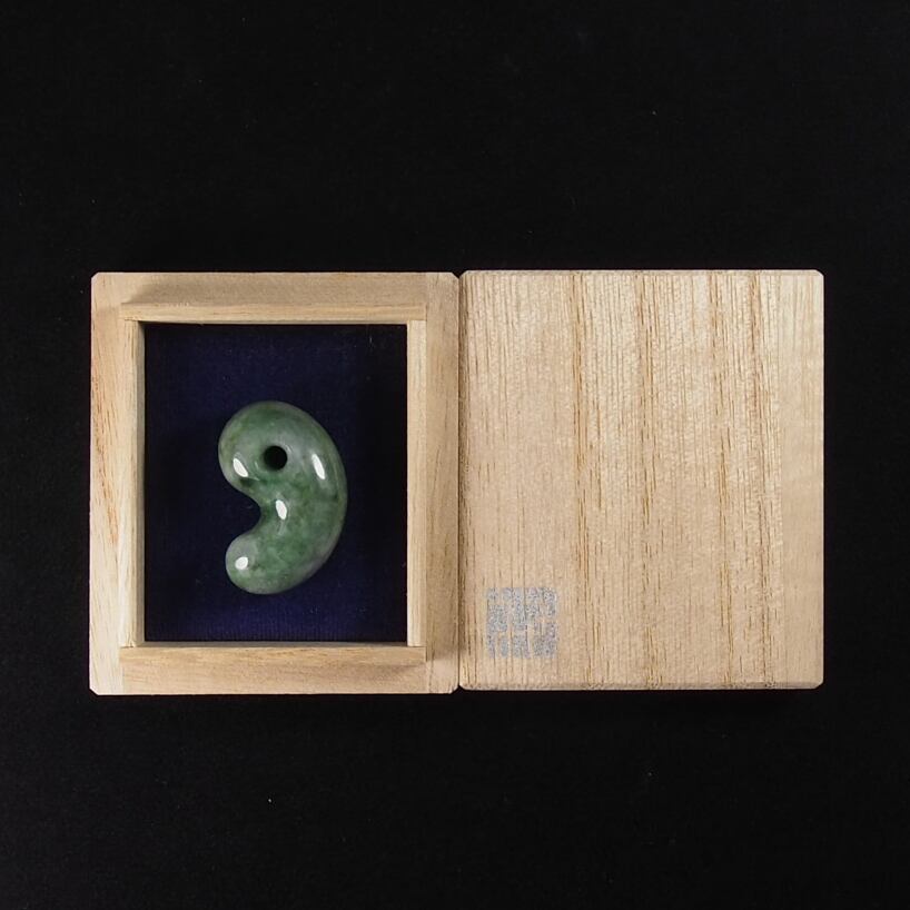 糸魚川翡翠 緑まだら まがたま 勾玉 10.5g Itoigawa Spotted Green