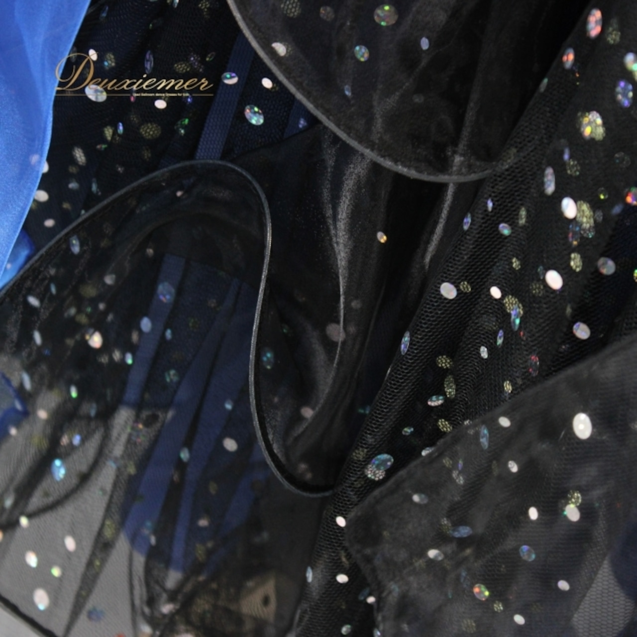 社交ダンス 衣装 スタンダード ドレス ワンピース パーティ衣装 オールシーズン ラインストーン 黒 青 ブルー系 ブラック系 派手 華やか 二重スカート フロート付き シルエット ラインストーン キラキラ チョーカー 軽やか おしゃれ 上品 競技用 レディース 伸縮性 謝恩会 発表会 ディスコ 体型カバー レディースドレス 目を引く