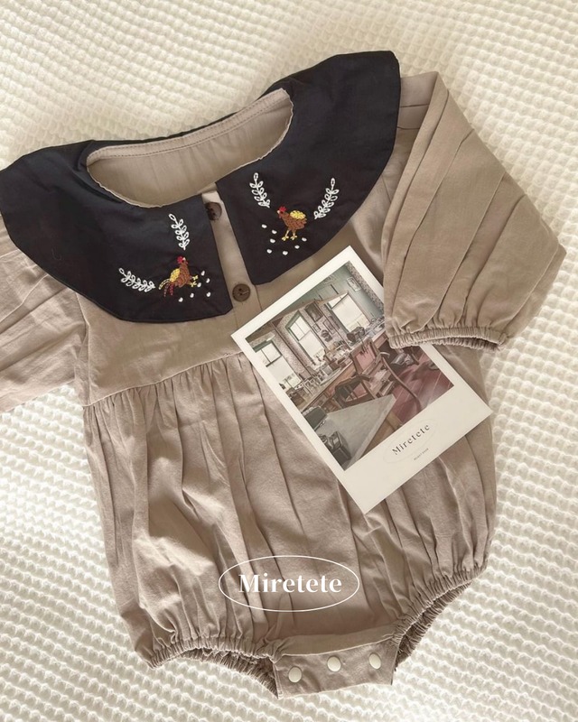 【取寄】刺繍襟がアクセントのモノトーンバイカラーロンパース