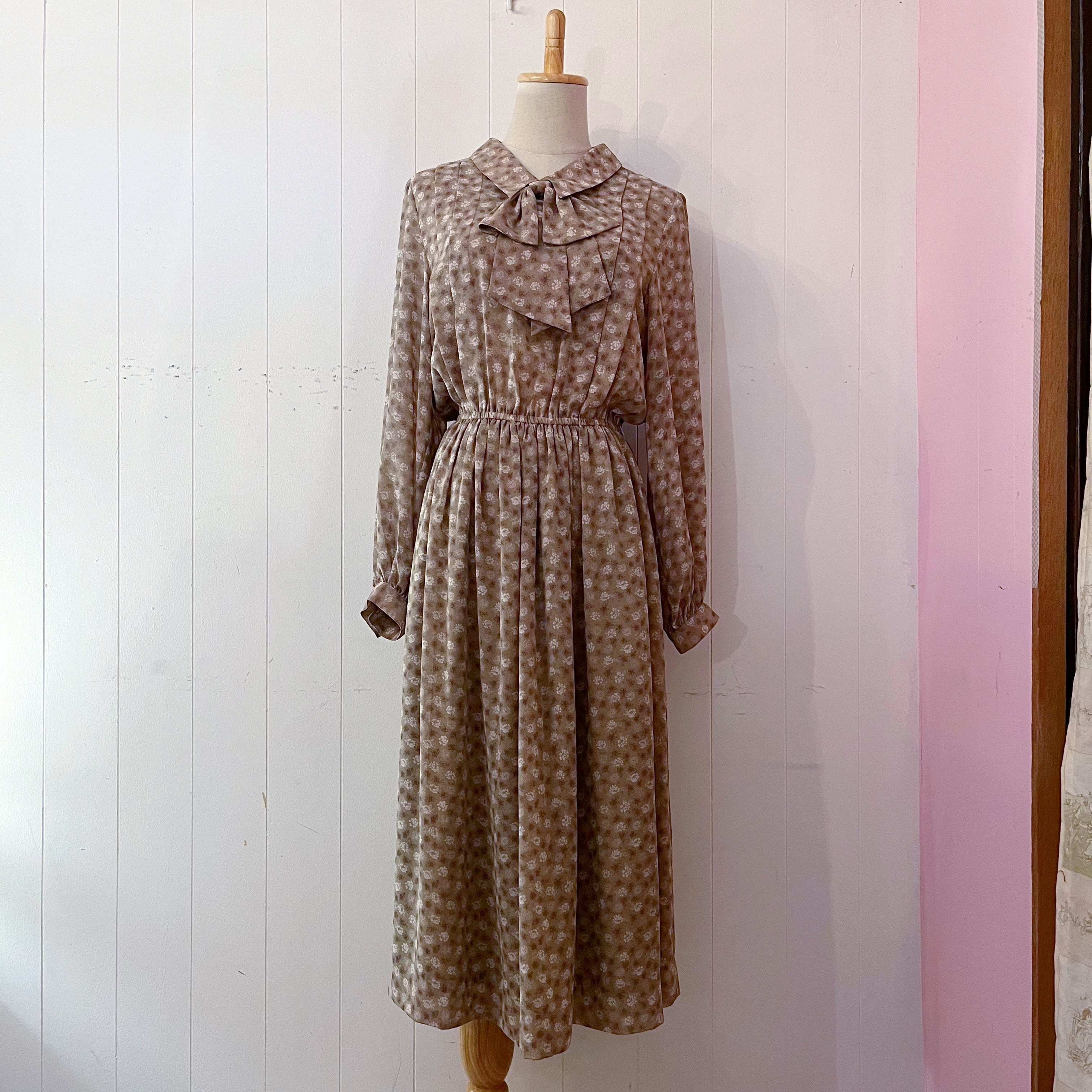 beige flower neck ribbon one-piece