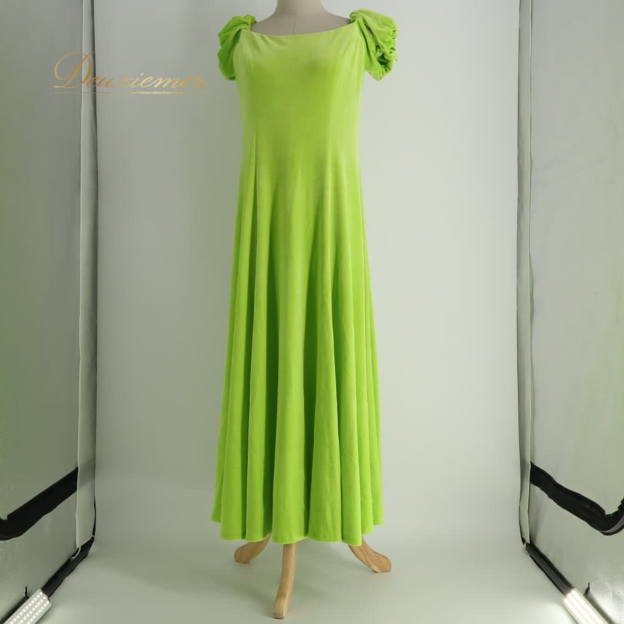 フラダンス 衣装 CC Fashions CCファッション ワンピース ドレス グリーン系 黄緑 ベロア生地 ハワイアン アロハ フラ ダンス レッスン 練習 ハワイアンダンス 高級感 光沢感 フレアスカート 無地 シンプル 華やか 鮮やか かわいい おしゃれ 上品 大人っぽい ダンス衣装 練習着 レッスンウェア 社交ダンス衣装