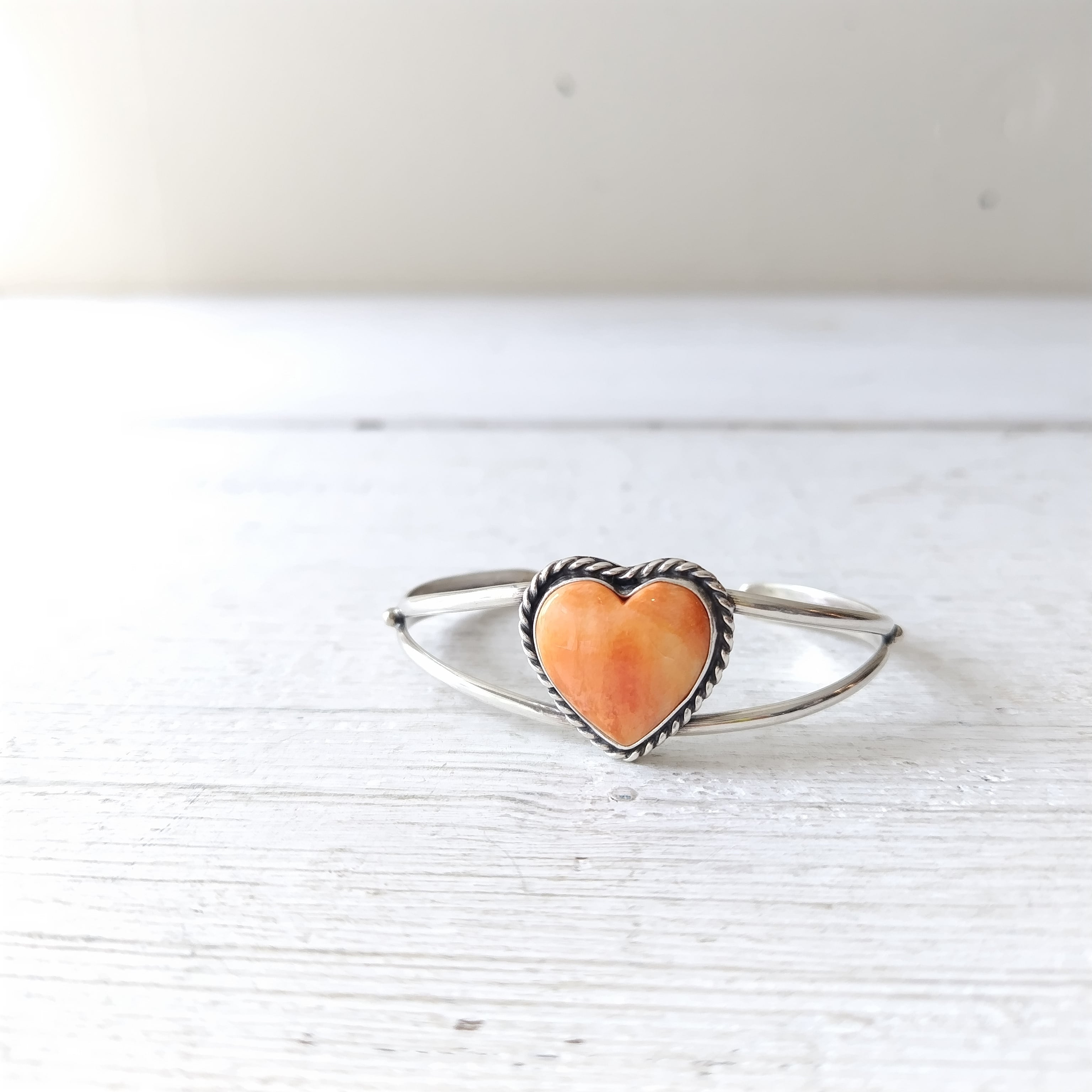 Navajo SPINY OYSTER ハート　シルバーバングル　スターリング ナバホ SPINY OYSTER ハート シルバーバングル インディアンジュエリー