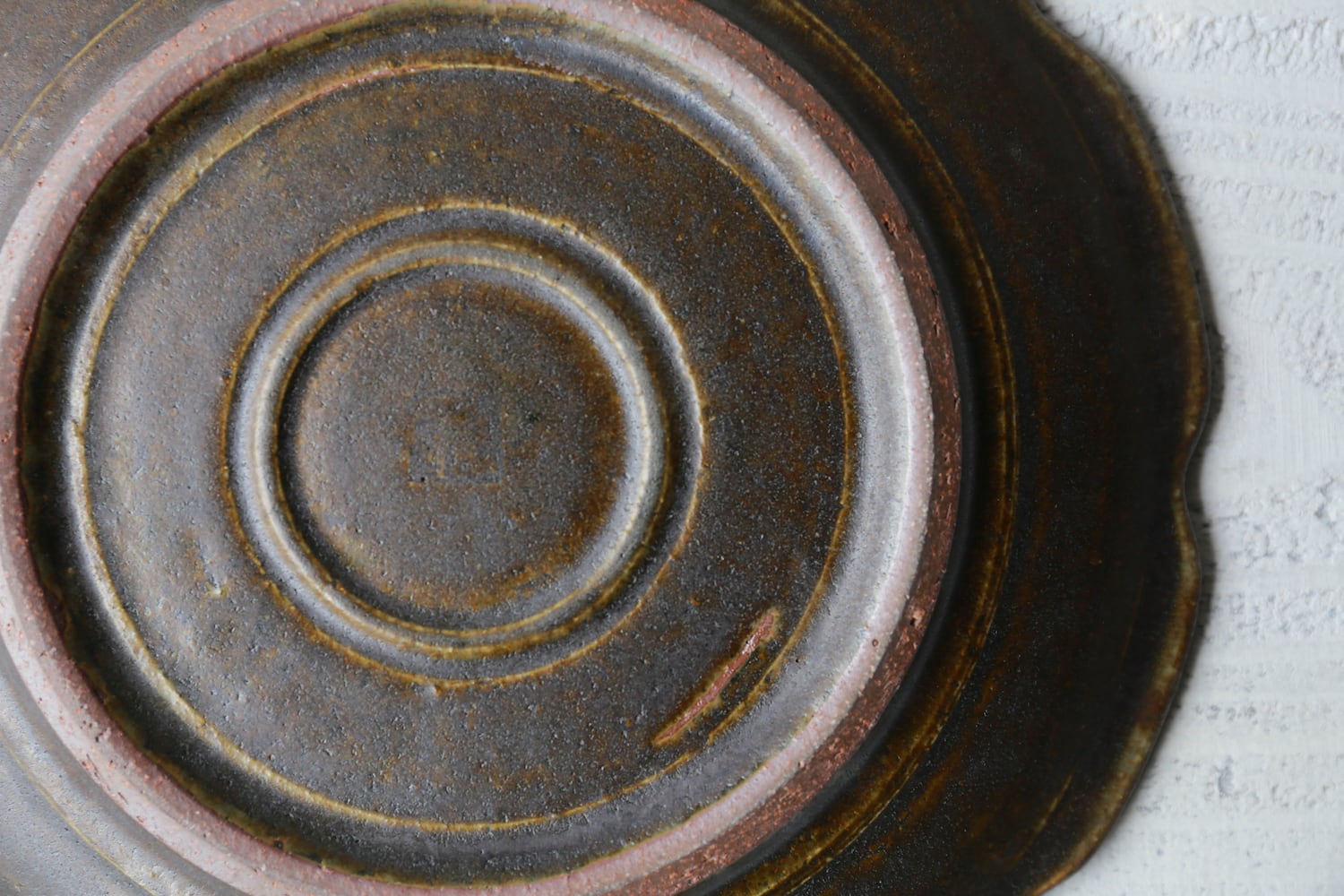 サビ釉 彫刻皿6寸 | 古谷製陶所