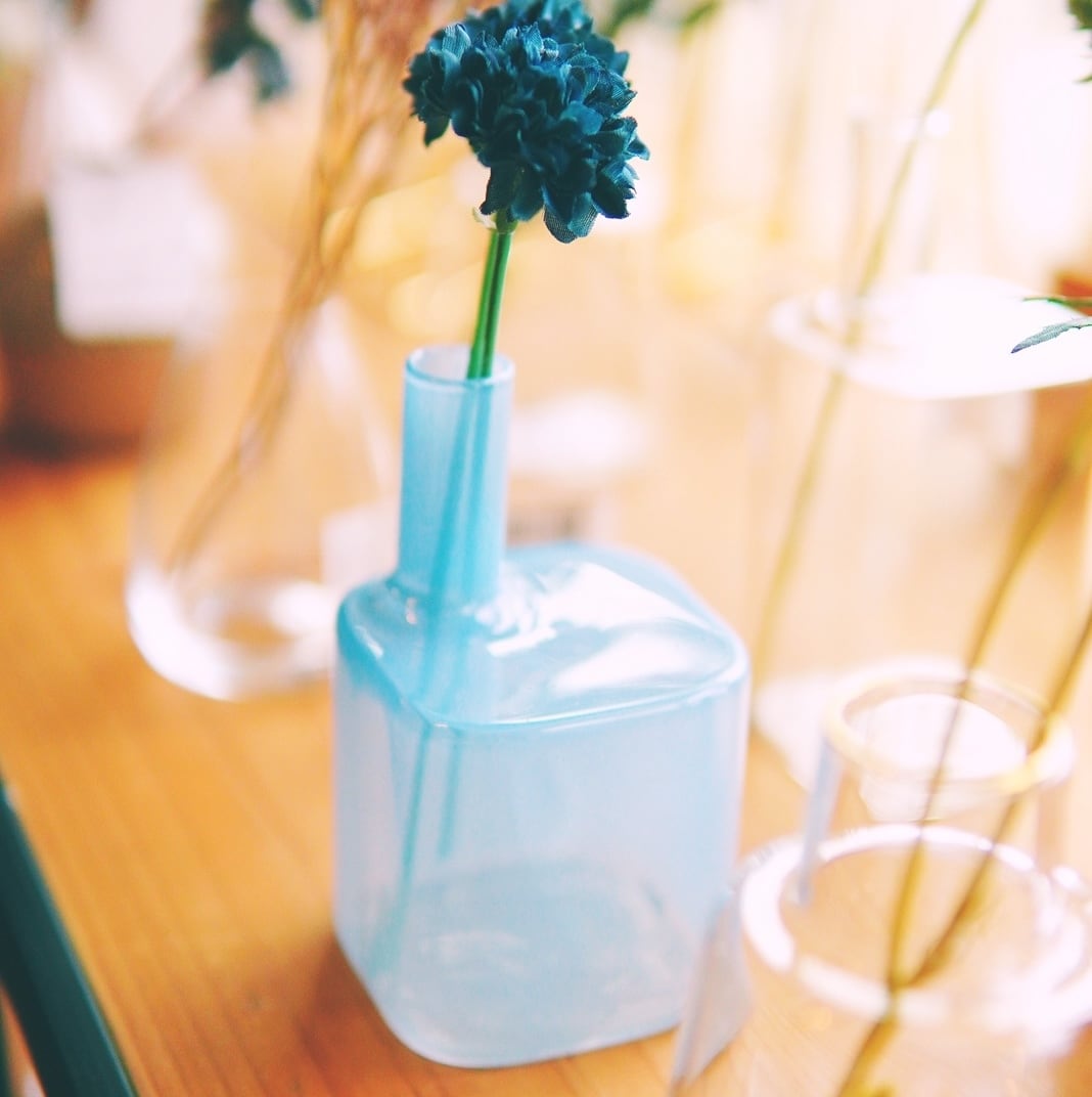 柔らかく煌めく、ネオンなペールカラー Flower vase Heinz S