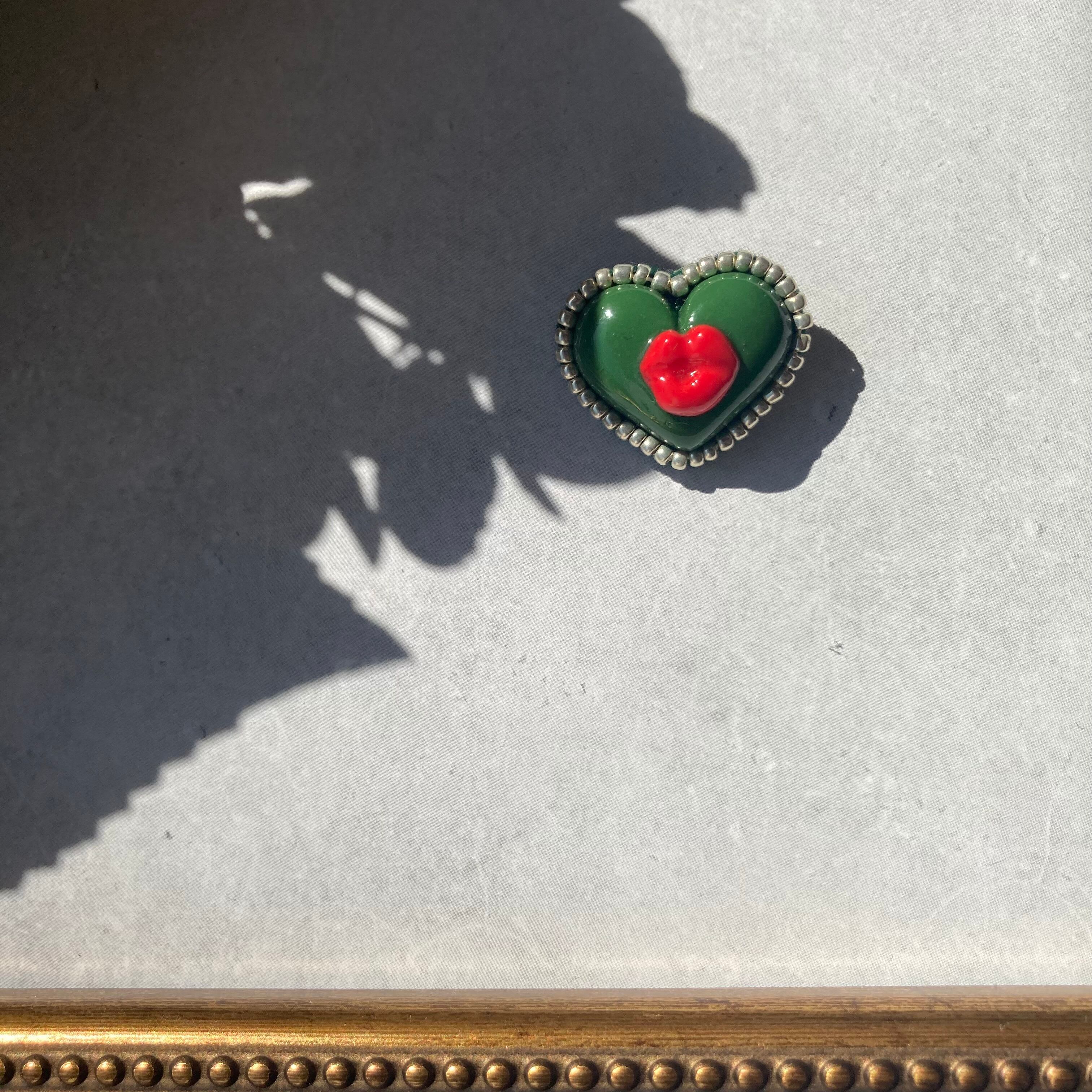 小ブローチ(dark green×red)