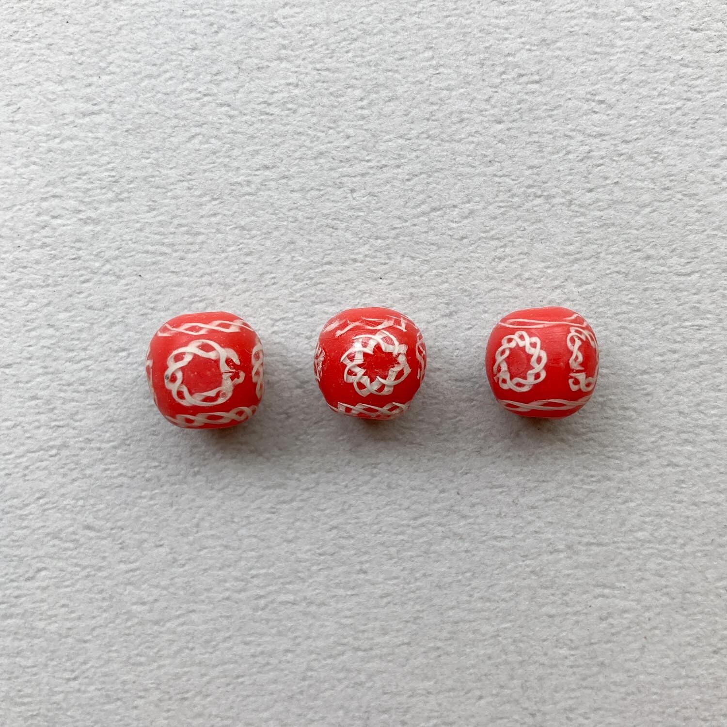 白ライン模様入りガラスビーズ | Dua-アクセサリーパーツショップ