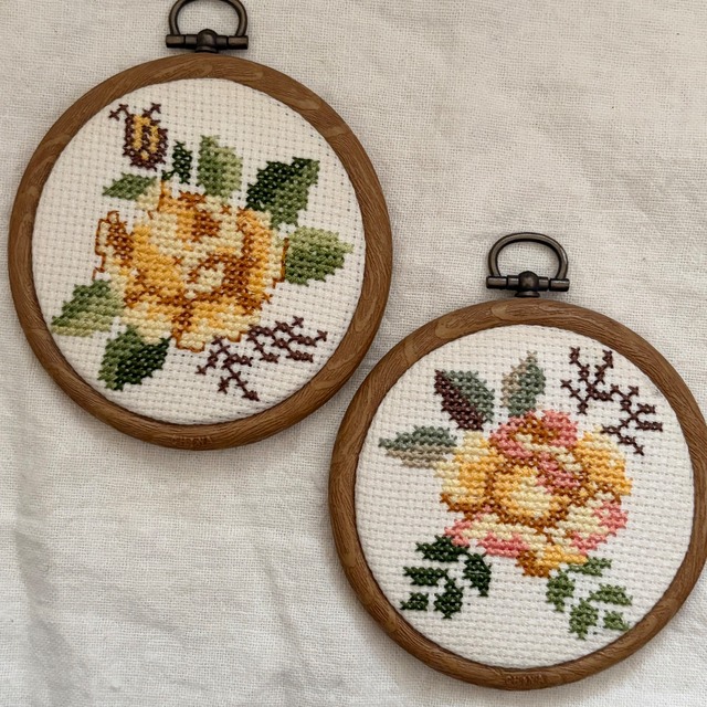 黄色の薔薇の刺繍の壁飾り