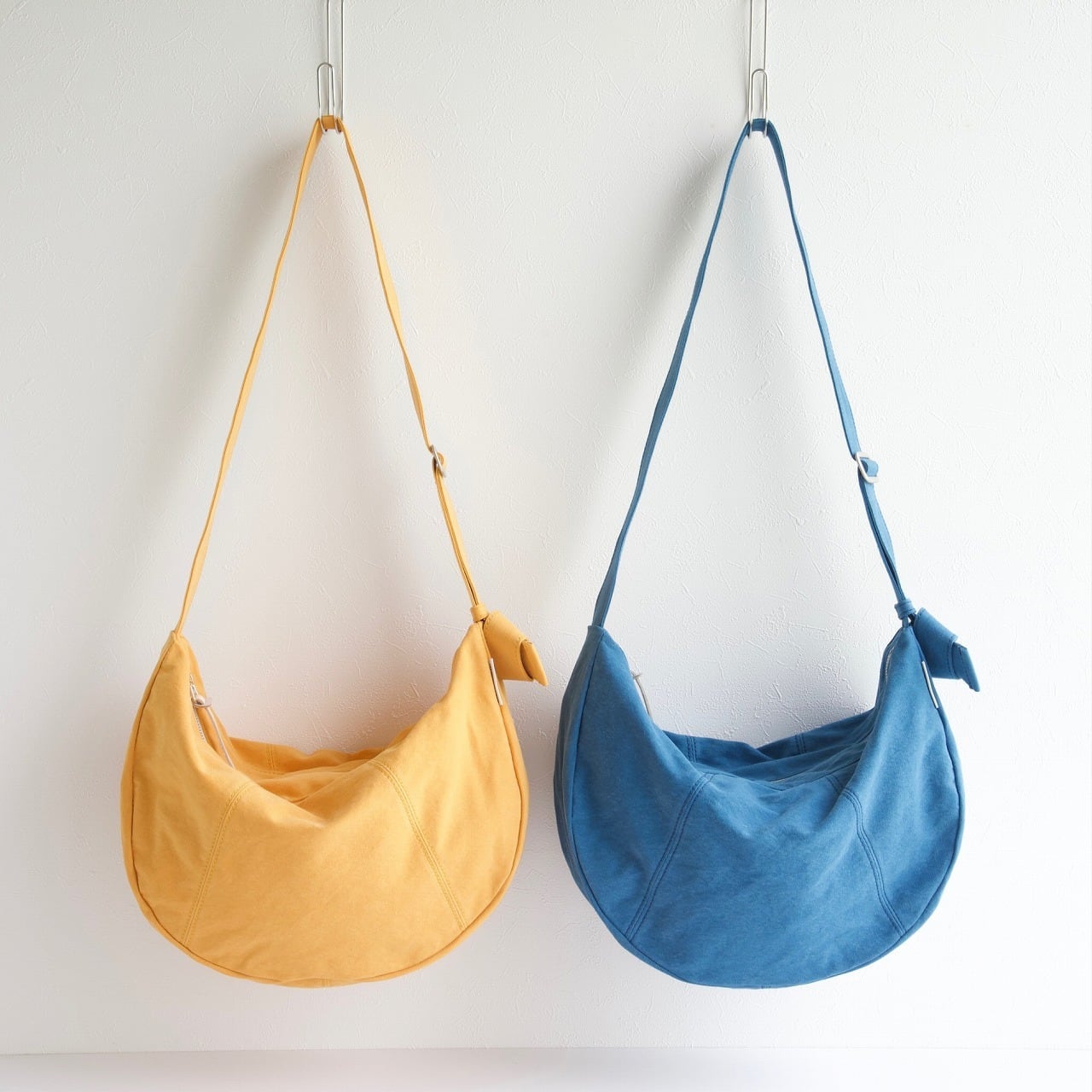 新品　未使用　HOSOO ハーフムーンポーチ 新品 未使用 HOSOO ハーフムーンポーチ - メルカリ