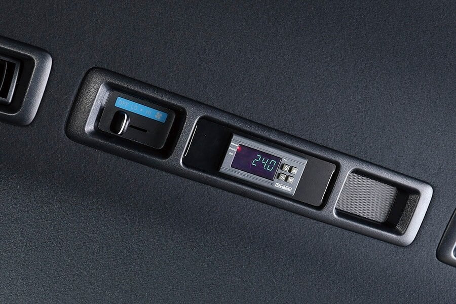 UI vehicle ハイエース 200系 リアクーラー＆ヒーターコントローラー
