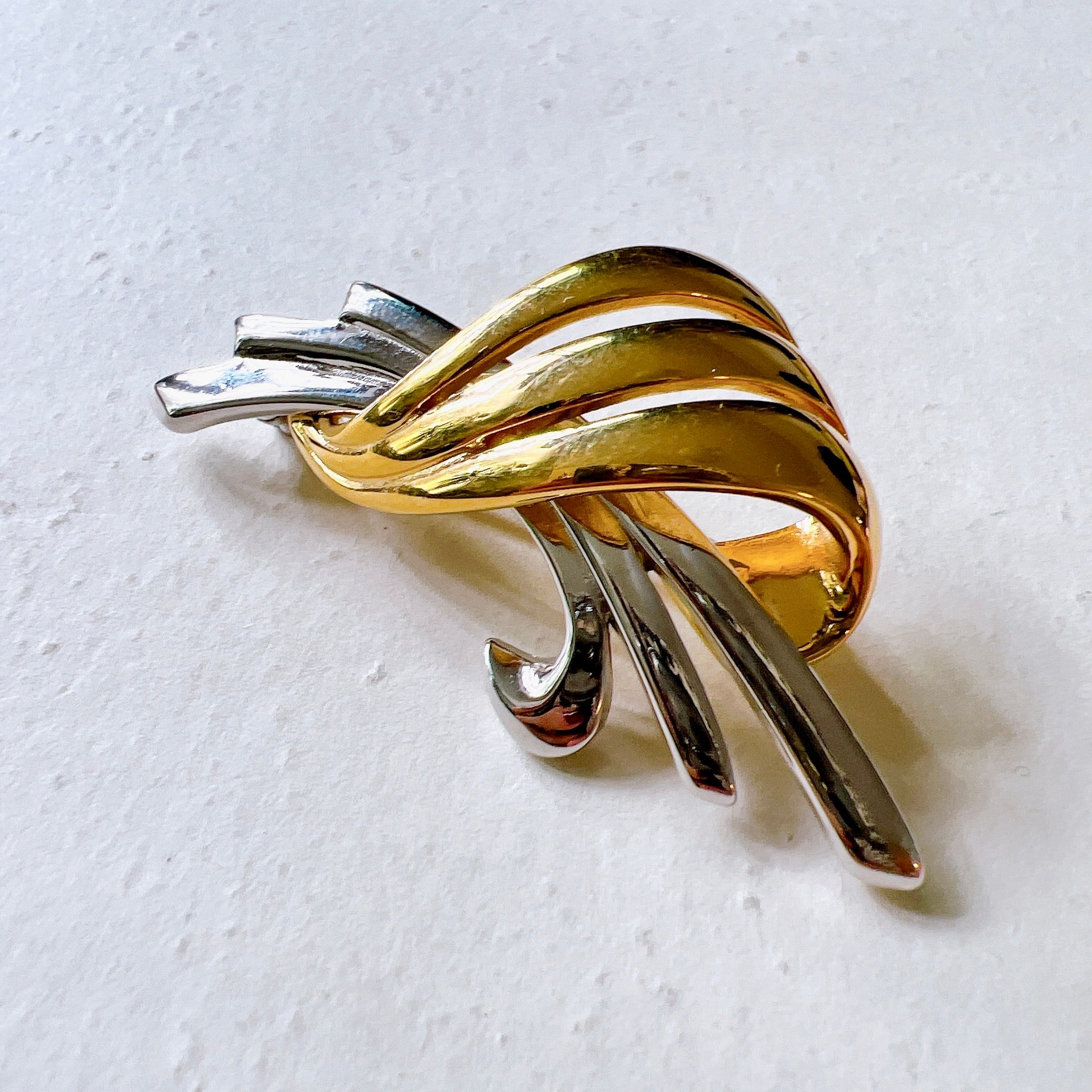 SCM28-【 MONET 】モネ・ヴィンテージブローチ 1970〜80s Silver tone and gold tone brooch with  curved line design
