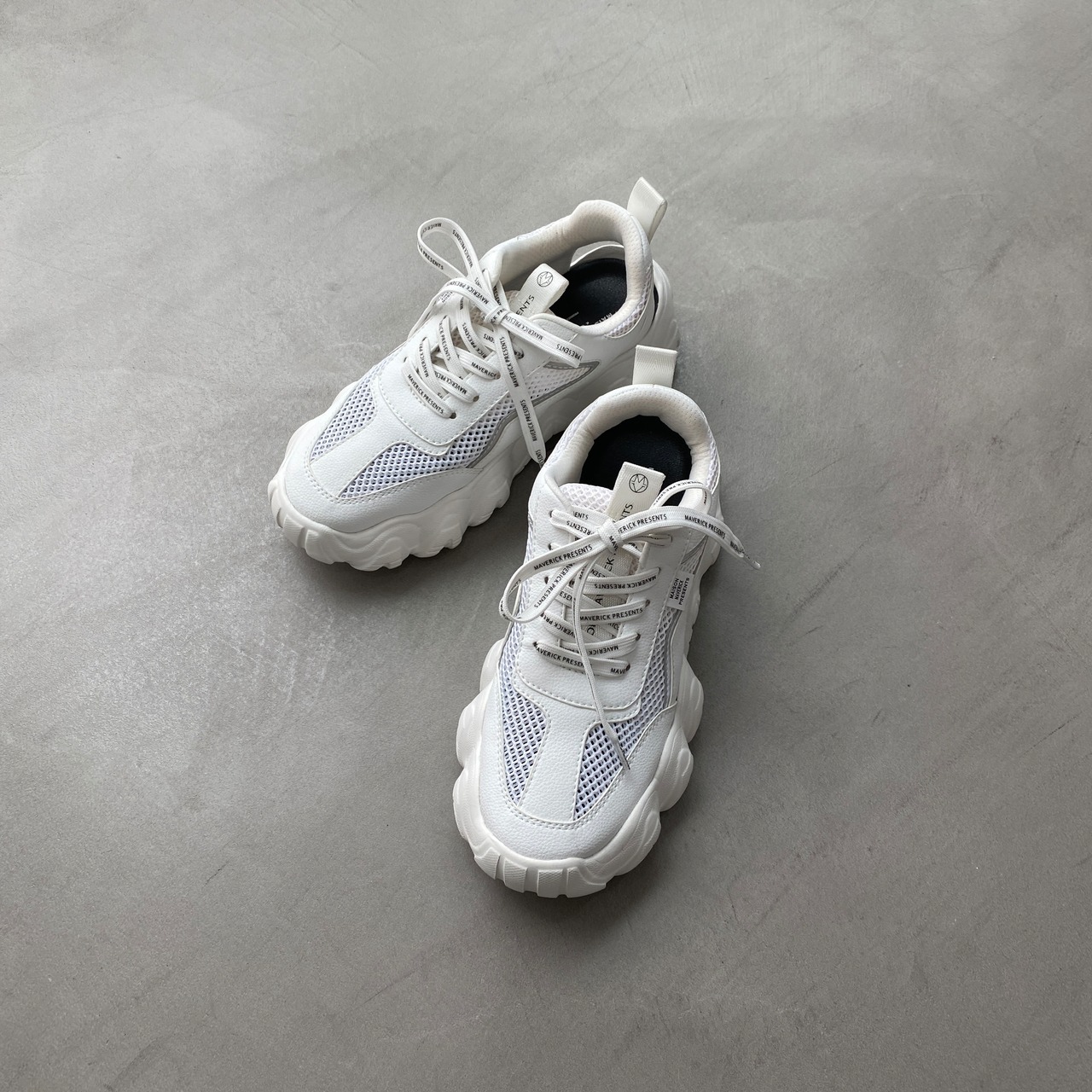 【受注予約：6月下旬入荷予定】chunky sole dad sneakers‐sandals/white