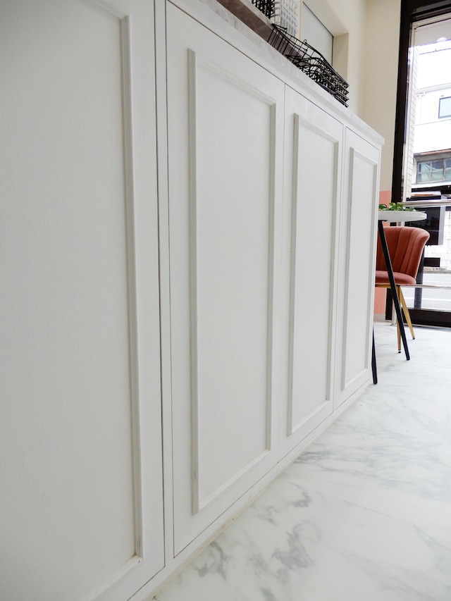 ケーキ屋さん向けディスプレイ収納キャビネット (大理石天板・オーダーメイド店舗什器)W2500