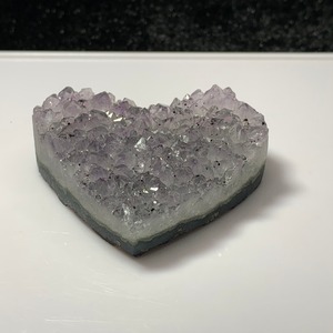 2.ハートアメジストクラスターに住み着いているフローライトハリネズミさん