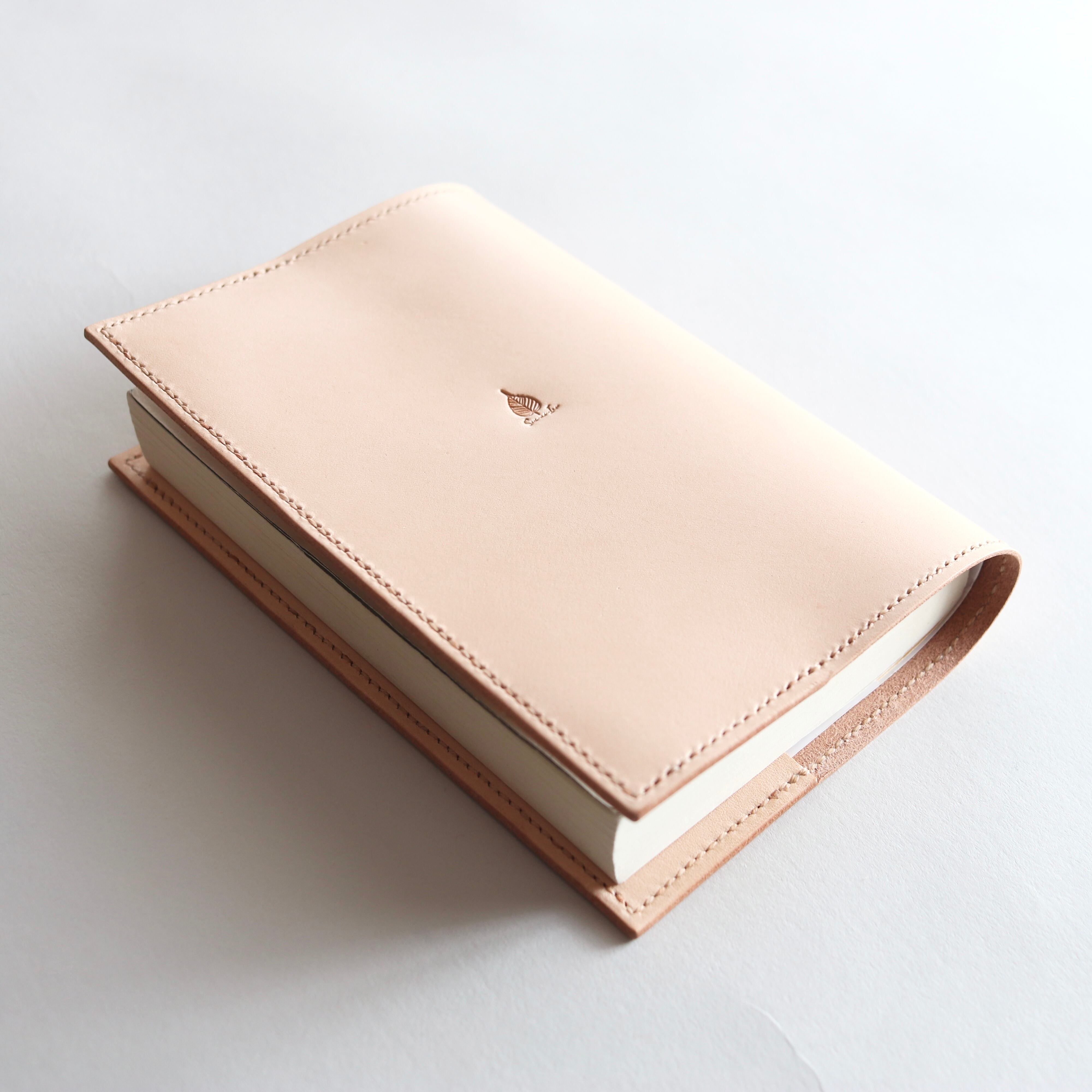 読書がしたくなる」ヌメ革の文庫本ブックカバー | 草木染レザー Sou-no-Iro