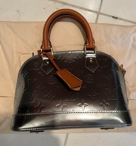廃盤】LOUIS VUITTON ルイヴィトン アルマBB ヴェルニ シルバーバッグ 