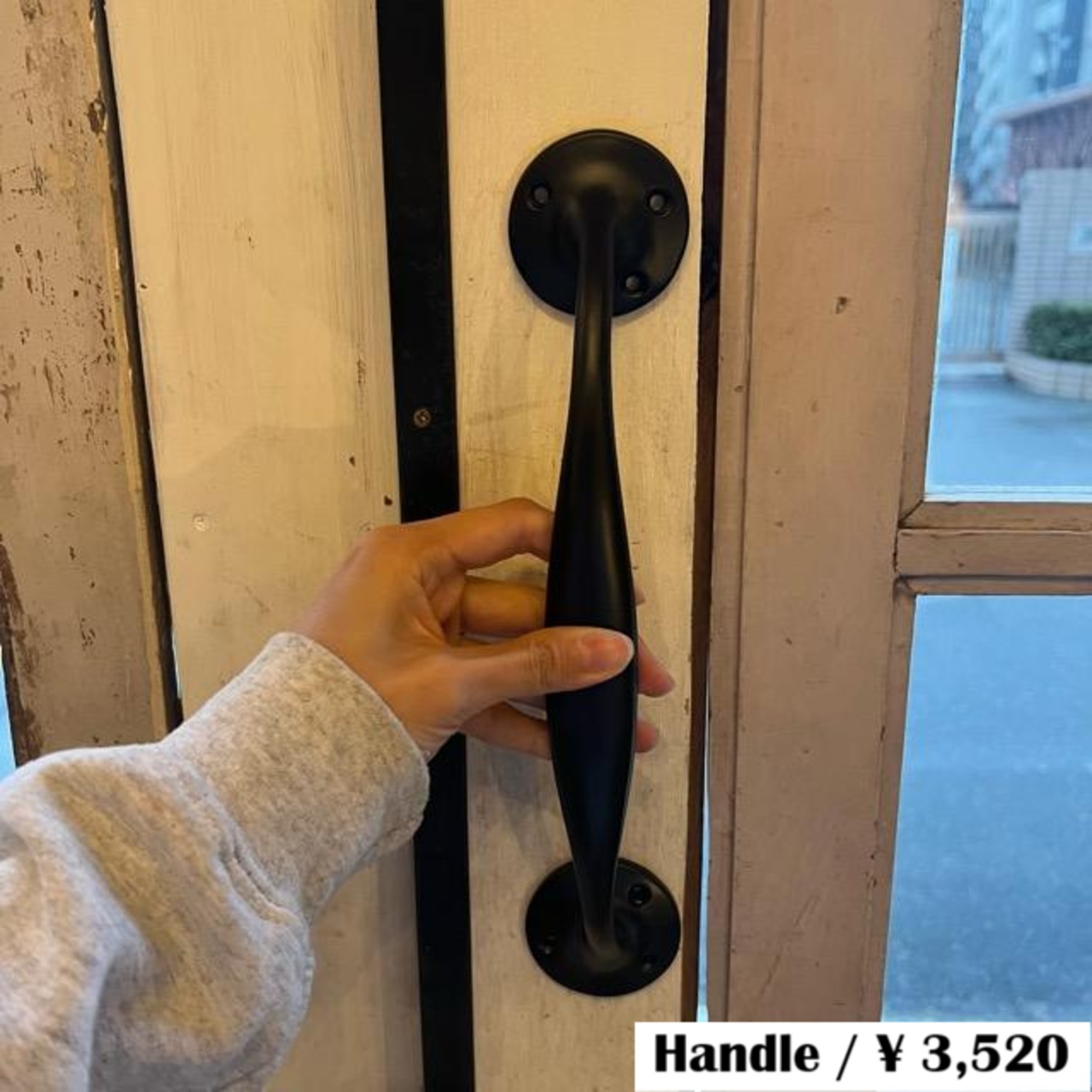 Matte black iron door handle, perfect for interior entryways and living rooms.　