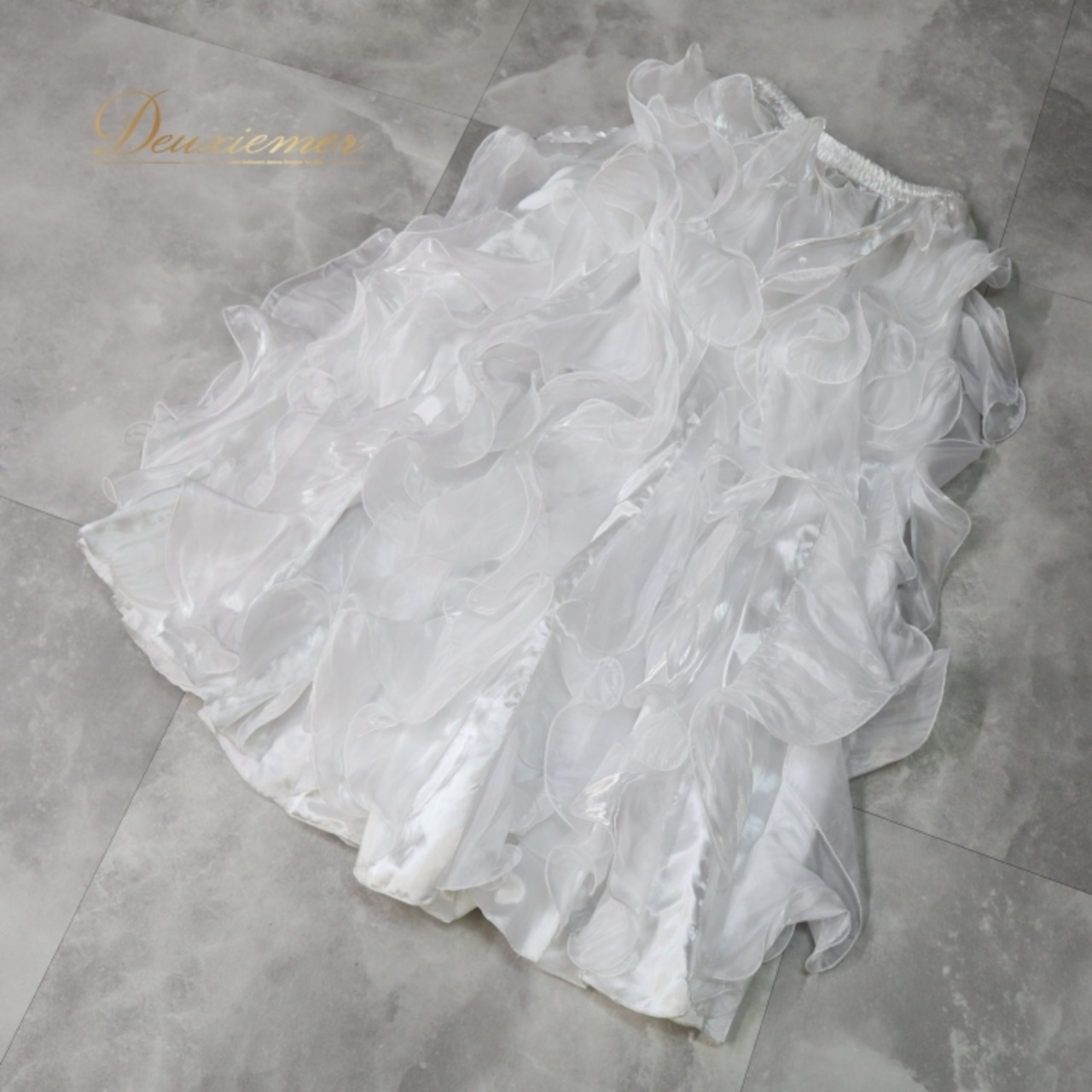 ベリーダンス オリエンタル 衣装 スカート ホワイト系 無地 フリル スリット 白 ボリューム かわいい 華やか 爽やか 明るい ダンス衣装 練習 レッスン ステージ イベント 光沢