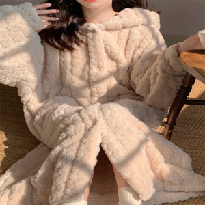 【送料無料】 パジャマ ナイトウェア ルームウェア ワンピース ロング マキシ 長袖 ハイネック Aライン フレア 厚手生地 フリース ふわふわ もこもこ 可愛い 大人可愛い シンプル カジュアル コンサバ 華やか おしゃれ こなれ感 フェミニン ガーリー 冬 レディース 女性用 ママ 10代 20代 30代 40代 部屋着 普段使い ファッション コーデ スタイル 楽ちん 体型カバー 定番 着痩せ フード付き リラックスタイム 大きい ゆったり ベージュ ベイクドカラー ニュアンスカラー