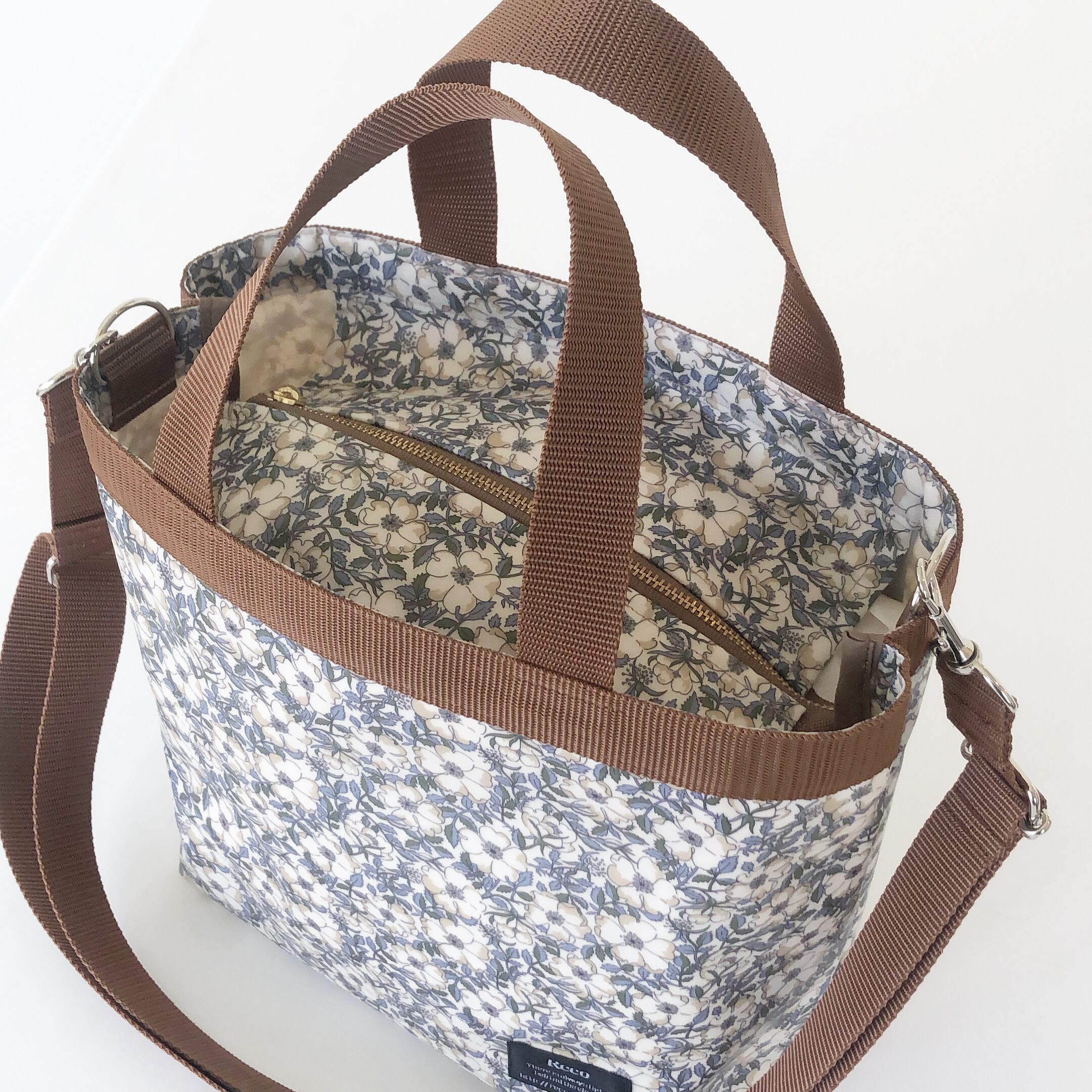 ぽんた様専用〈 リバティ 〉ラミネート・A4紙袋型トートバッグ他