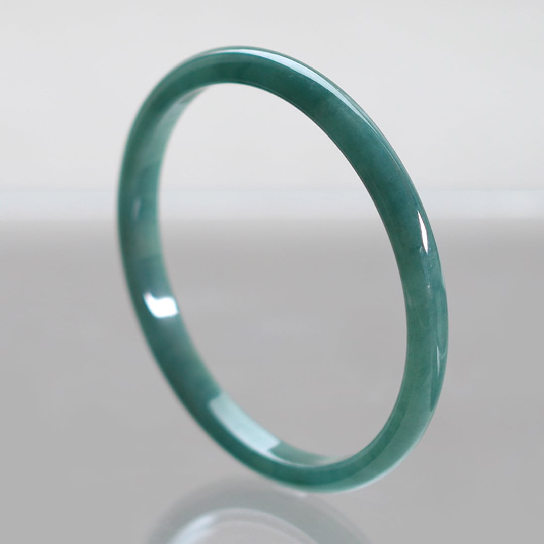 ☆新品・未使用☆ レディース くりぬき翡翠バングル 直径6cm 