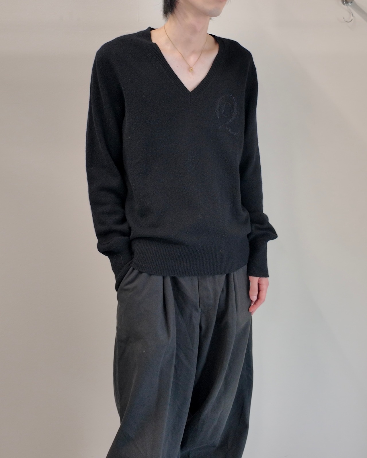 【ALEXANDER McQUEEN】logo v-neck knit