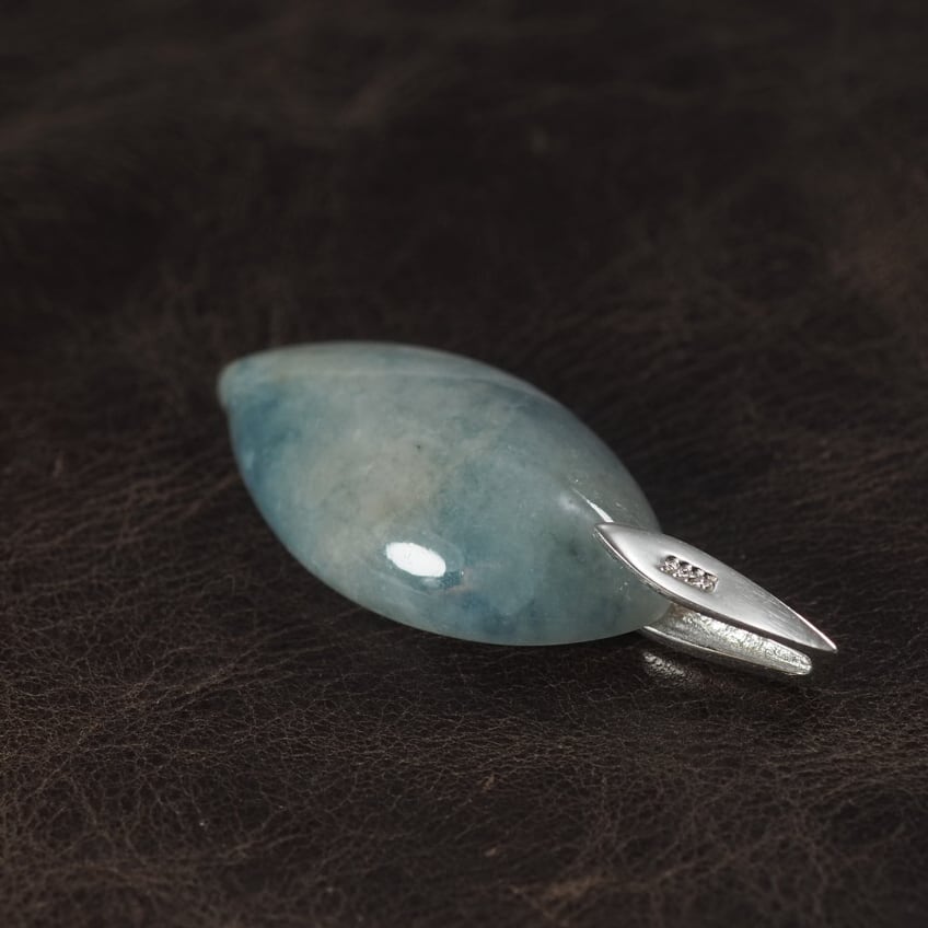 【専用】コン沢翡翠　ネックレストップ 糸魚川翡翠 コン沢 青翡翠 リーフペンダントトップ 3.0g pale Blue