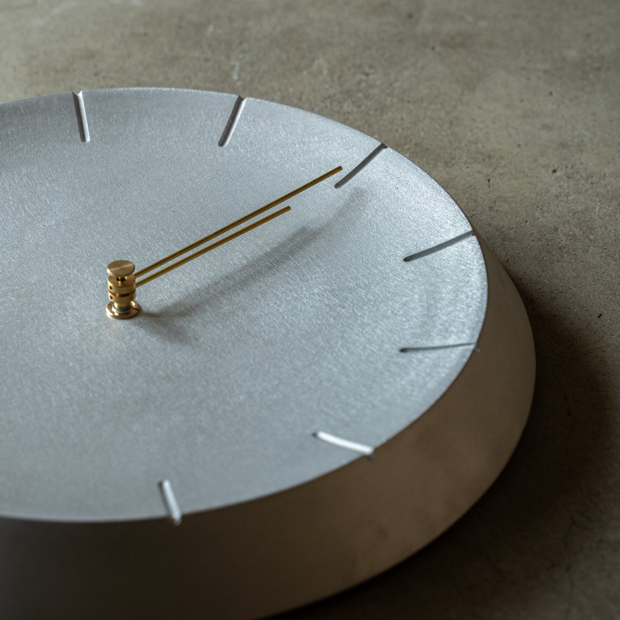 HONOR アルミ鋳物時計 Crater Clock【値下しました】 HONOR アルミ鋳物時計 Crater Clock【本日明日のみ900円値下