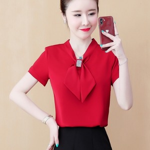 トップス レディース 送料無料 5色 ボウタイブラウス シフォンブラウス シフォンシャツ メタルモチーフ 半袖 ドレスブラウス おしゃれ シンプル スタイル 小顔見せ 着痩せ 体形カバー インスタ トレンド きれいめ かわいい エレガント フェミニン  パステルカラー くすみカラー オフィス 通勤 OL  ビジネス 大人かわいいS M L 上品  ガーリー ロマンチック キュート とろみ感 シンプル ベーシック クール かっこいい 着回し カラーバリエーション