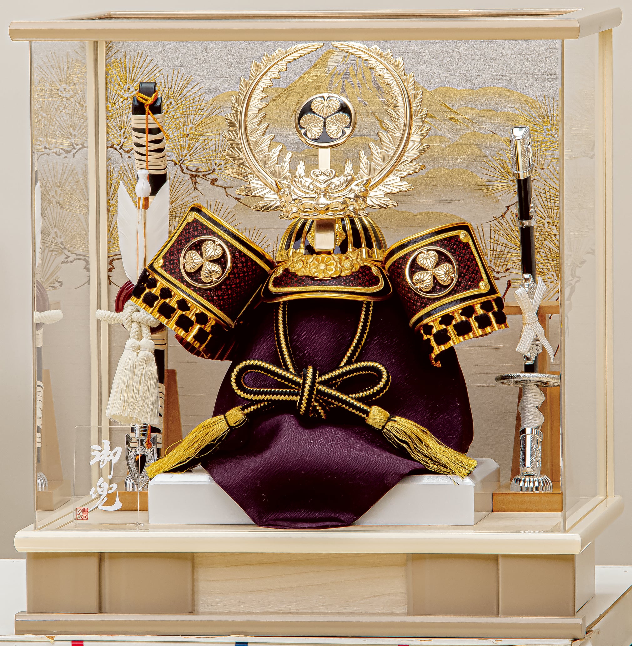 源義経紅裾濃（みなもとのよしつねべにすそご） 兜収納飾り【GG-150