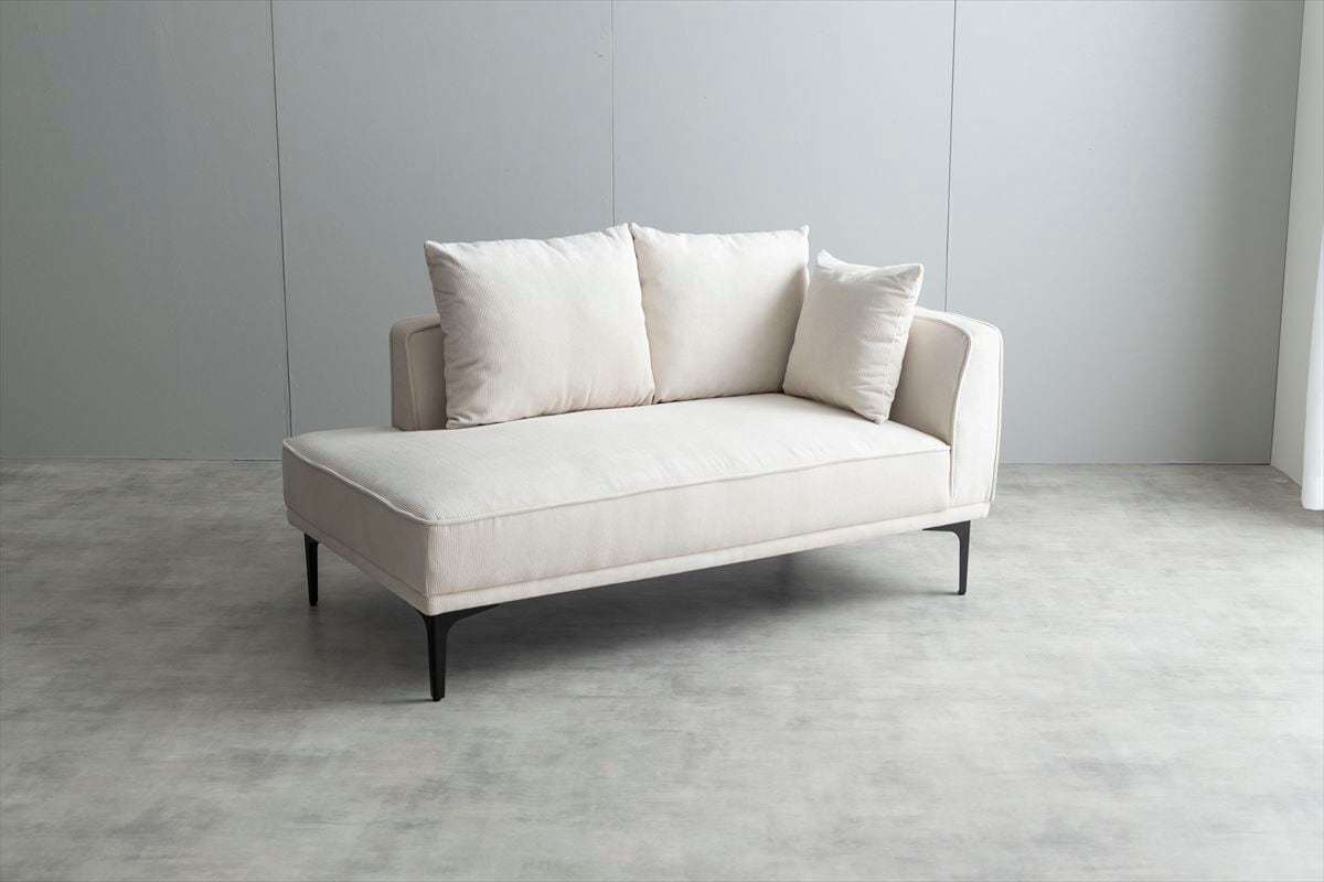 上品な光沢のコーデュロイとアイアン脚の組み合わせが美しいオットマン